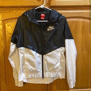 Nike windbreaker, good condition, you can buy it for a girl or boy